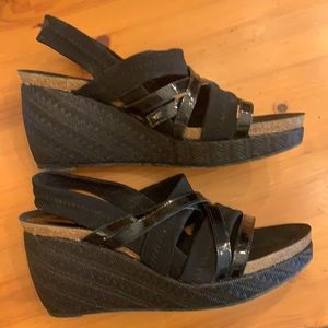 Donald J Pliner strappy wedge sandals size 9